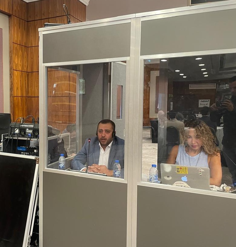 مترجمون يعملون داخل كبينة الترجمة المعتمدة
